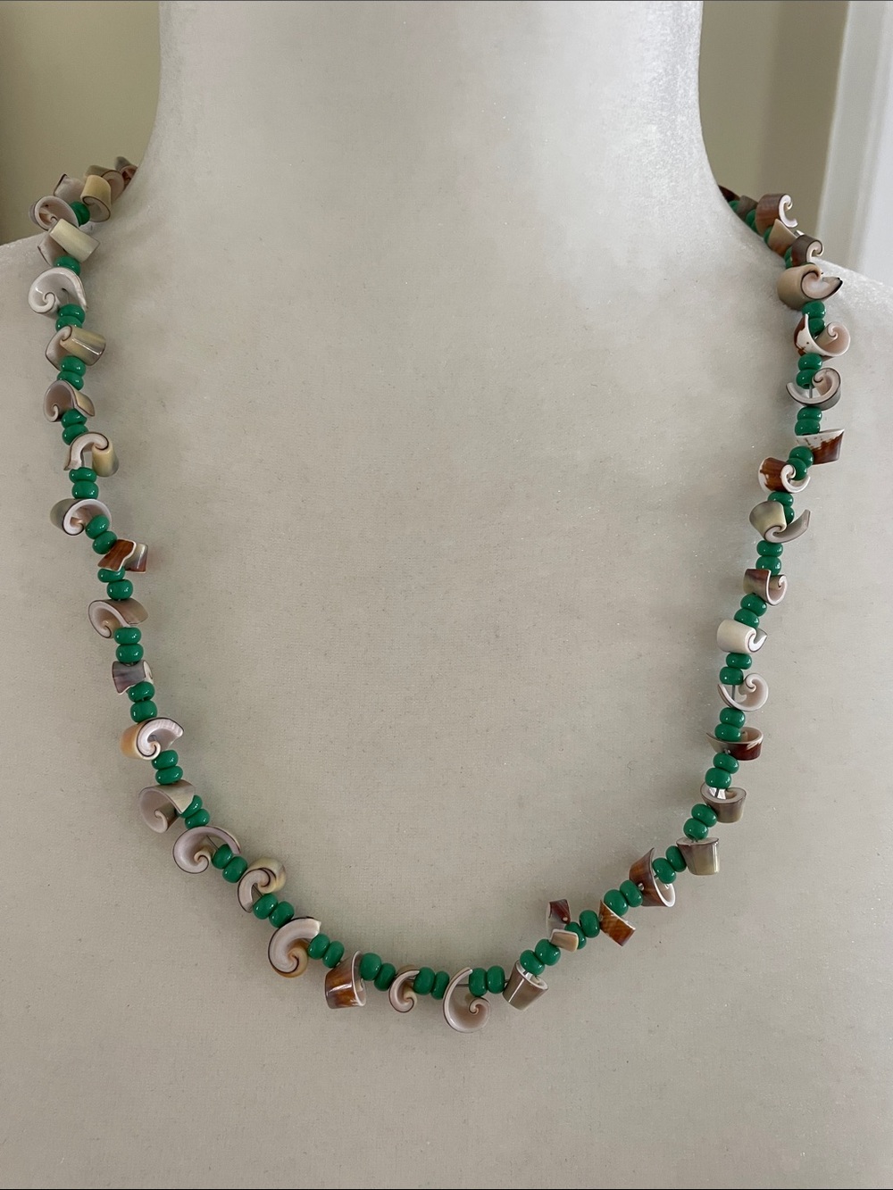 VINTAGE SHELL & GREEN BEAD NECKLACE Boho Coastal